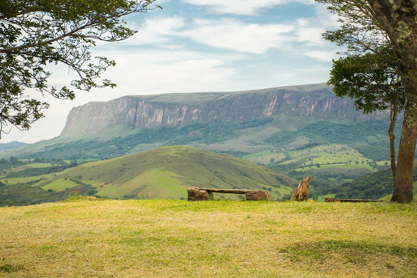 Paisagem rural com a Serra da Canastra ao fundo